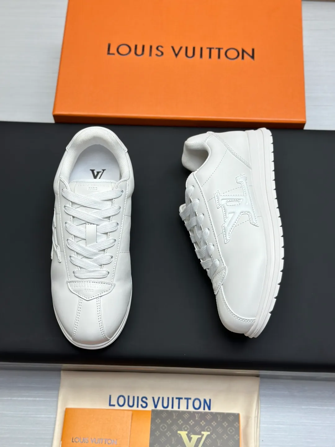 👟👟Ex-factory price 680👟👟 Full set of packaging with airplane box💰Top version LV-Louis Vuitton-classic catwalk new style 1:1 development replica of the original version! ! The upper foot is very comfortable. It is made of luxurious materials and fine workmanship. The midsole is printed with English letters "Made in Europe". The upper is made of calfskin imported from Italy. The side is decorated with the brand's LOGO and signature. The latest latex foot pads and mesh lining make the foot feel super comfortable. The original two-color TPU combination outsole is specially provided by the original factory. Bag technology Goodyear stitched edges Fabric: Exclusive customized first-layer cowhide Accessories: Exclusive private model Vuitton logo, lining: Customized silk mesh lining - first-layer silk cowhide lining Outsole: TPU combination outsole wear-resistant, non-slip and anti-yellowing Foot pads: new latex pads-mesh sweat-absorbent Counter technology: fully computerized sewing machine wire drawing Toe box back cover Hot and cold shaping Full set of pull-top lasts with medium and low logo patterns Special counter packaging - shoelaces, certificate, card, instructions, certificate of quality, dust bag, the most complete packaging on the entire network, women's 35-40 men's 38-46 (38/46 customized, non-refundable! GD9916